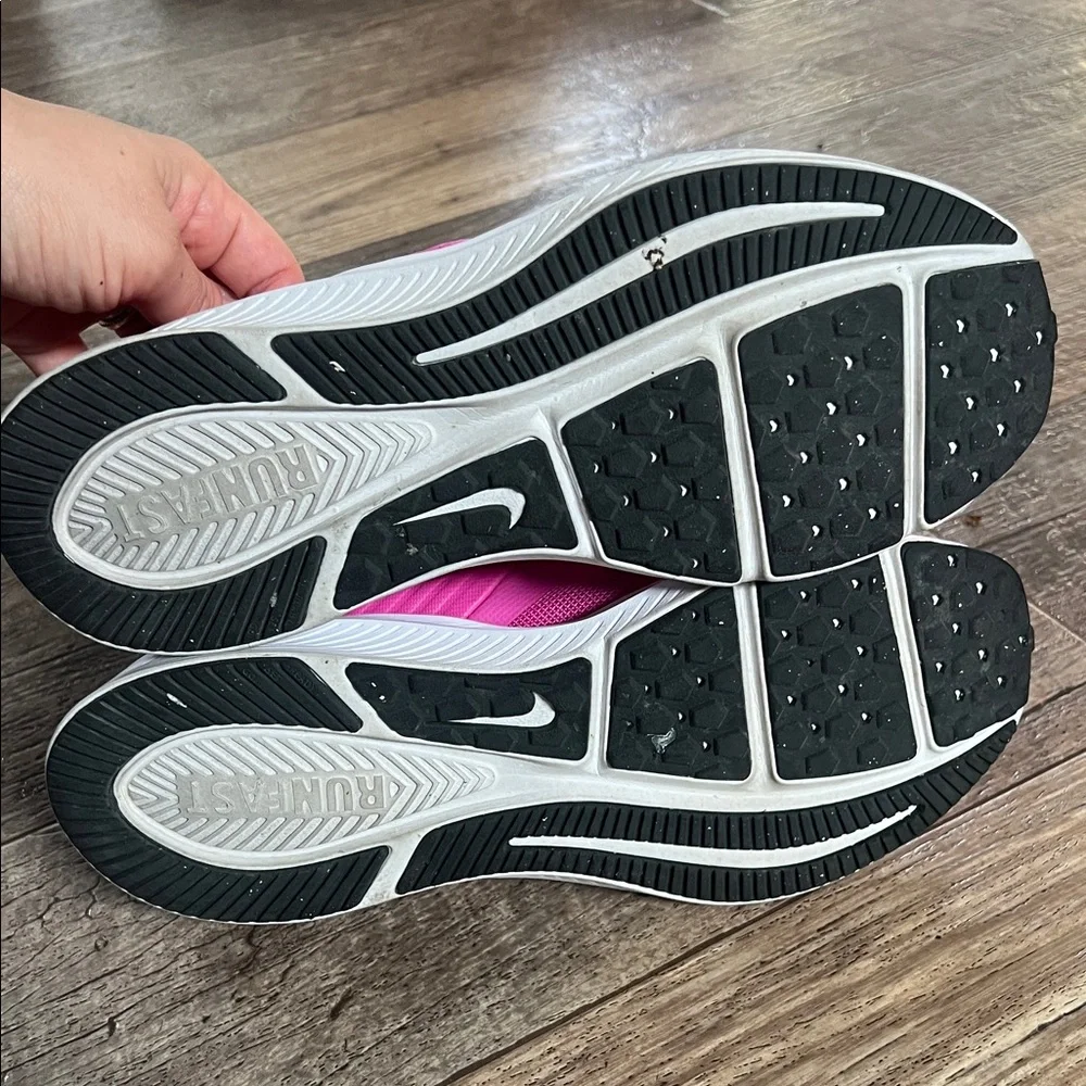 Nike Star Runner 2 in color pink glow